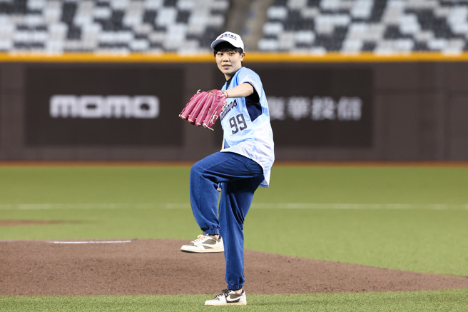 台灣桌球好手鄭怡靜26日來到台北大巨蛋為富邦悍將開球。（富邦悍將提供）