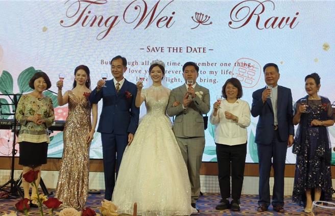 嘉义市议员郭定纬（右五）与妻子林淳芳今天婚宴，市长黄敏惠（右三）、议长陈姿妏（左）证婚。（廖素慧摄）