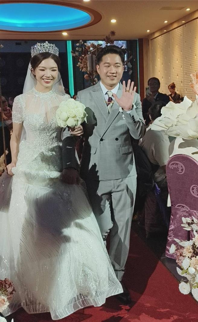 嘉义市议员郭定纬与妻子林淳芳今天婚宴，甜蜜百分百。（廖素慧摄）