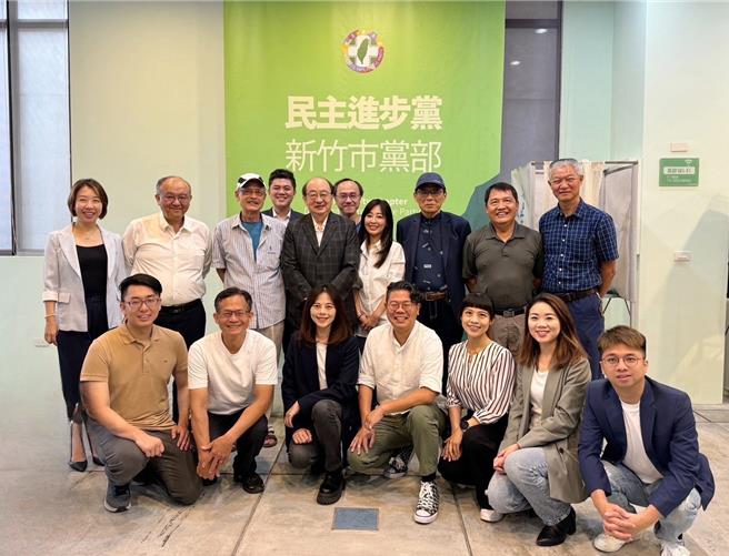 民进党26日举行各县市党部主委改选，新竹市党部主委由有最美议员称号的现任市议员施乃如（第2排右四）当选。（民进党提供／陈育贤新竹传真）