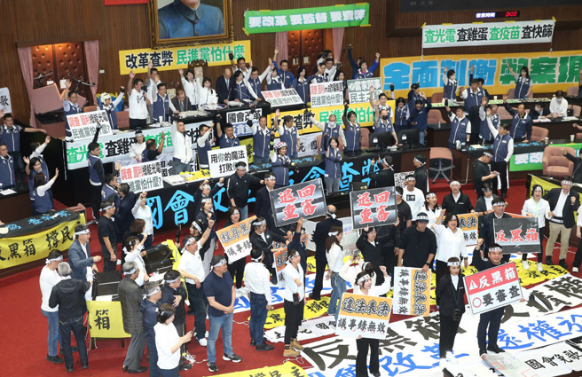 立法院24日院会继续处理国会改革法案，国民党与民眾党再度在举手表决中，以人数优势逐条通过提案。（资料照／姚志平摄）