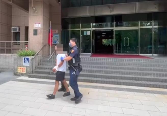 醋夫持刀砍杀厨师遭警方移送法办。（翻摄画面）