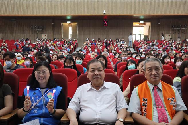 「让奉献成为一种荣耀」公益演唱会26日下午于新竹县府大礼堂举办，社会处长陈欣怡（左起）、副县长陈见贤、旺旺文教基金会主任周哲仁与志工们同享美好午后。（邱立雅摄）