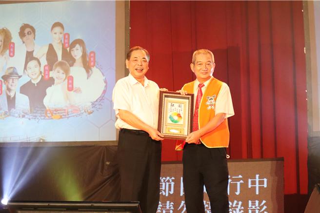 新竹县副县长陈见贤（左）送上感谢状给旺旺文教基金会主任周哲仁。（邱立雅摄）
