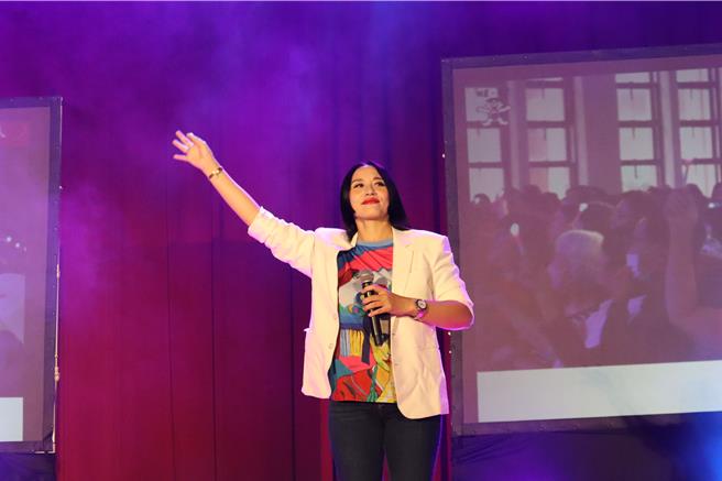 来自阿里山的邹族姑娘安歆澐一曲亲密爱人，让志工们听得如痴如醉，忍不住跟着一起唱。（邱立雅摄）