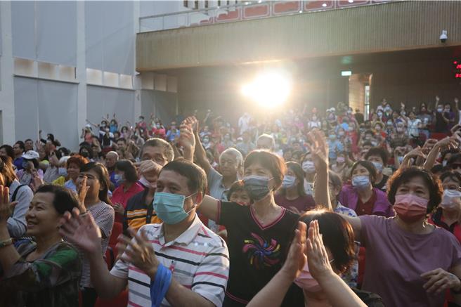 志工们一起舞动身体，现场气氛嗨翻天。（邱立雅摄）