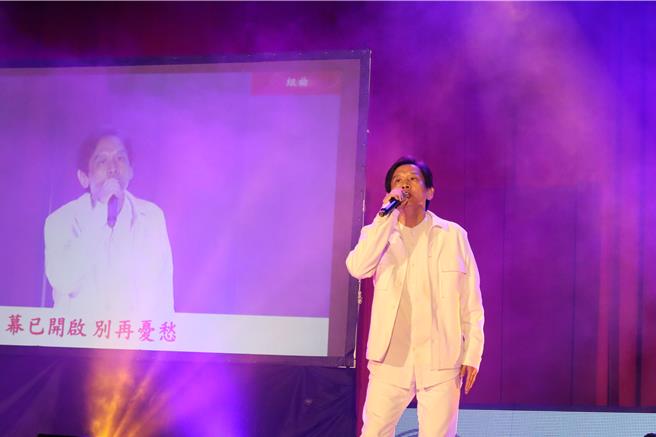殷正洋嗓音迷人，脍炙人口的曲目也让听眾回到过去。（邱立雅摄）