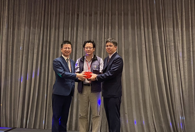 台北市驗光生公會今舉行舉行第二、三任理事長交接授證典禮，右為新任理事長廖日以。(戴志揚翻攝)