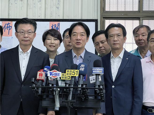 民进党台南市党部主委选举，由赖系立委郭国文（左一）胜出。（洪荣志摄）