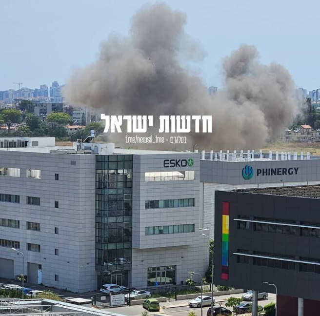  以色列最大城特拉维夫遭到火箭弹攻击。(图/X)