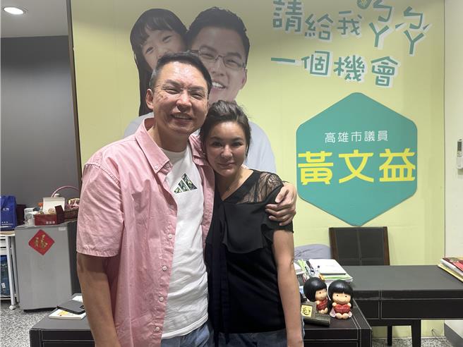 高雄市新民进党党部主委由黄文益当选，当选后与妻子开心拥抱。（杨舒婷摄）