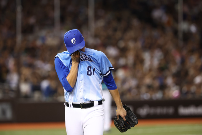 富邦悍將陳仕朋挑戰無安打比賽破功，退場後忍不住哭了出來。（富邦悍將提供）