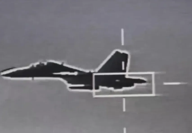 參加環台演習的共軍殲-16D被台灣F-16V用紅外線電戰莢艙鎖定，在兩岸網上引發熱議。（圖／國防部）