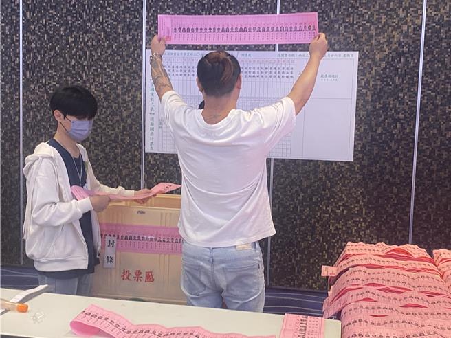 民进党台中市党部主委，由英系的许木桂和新系支持的郑功进，2人竞争主委一职，竞争激烈，北屯区投开票所截至晚间9点仍持续开票中。（张妍溱摄）