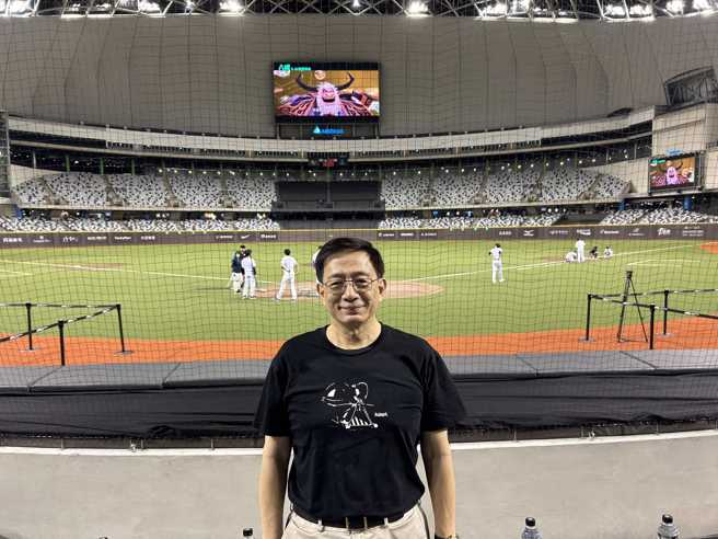 富邦悍将举办主题日，管中闵今日现身大巨蛋，在本垒后方拍照留念。（图／翻摄管中闵脸书）