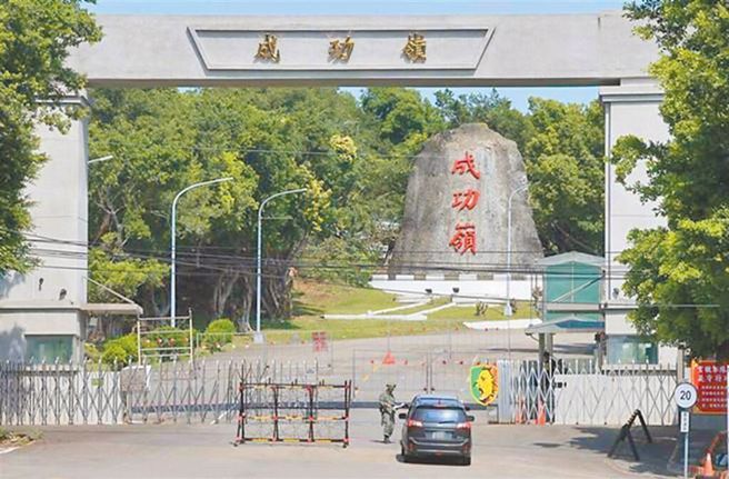 趙姓男子在軍營前，持刀搶奪好友車輛後逃逸。（中時資料照）