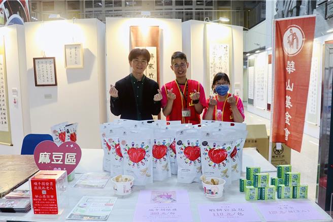 国立台南大学管理学院26日与劳动部劳动力发展署云嘉南分署共同举办职涯讲座时，还邀请华山基金会到场义卖，并请所有与会的师长及同学们共襄盛举，一起帮助许多失依、失能、失智的长辈们，共同实践大学社会责任。（南大管院提供／洪荣志台南传真）