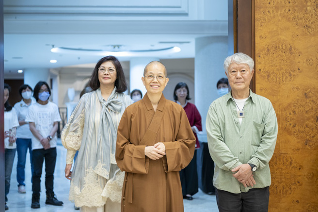 右起蔣勳、佛光山中區總住持覺居法師、藝術家蕭珊珊，觀看會場播放講師介紹影片，等待入場。(圖/佛光山惠中寺提供)