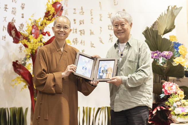覺居法師（左）致贈講座紀念照片給蔣勳（右）。(圖/佛光山惠中寺提供)