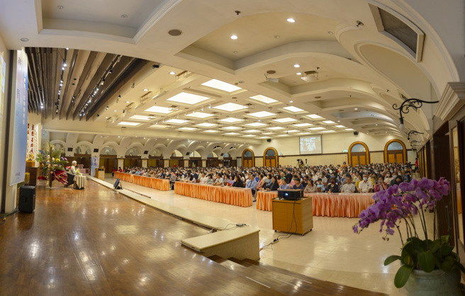 逾千名民眾，把握精進機會，聆聽「未來與希望」講座。(圖/佛光山惠中寺提供)