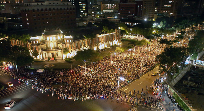 少数党反对多数党法案、国会议员互殴、国会与总统分成二股不同势力、总统民意属少数、少数总统利用民眾包围国会，台湾与当年乔治亚战争高度相似。（资料照，赵双杰摄）