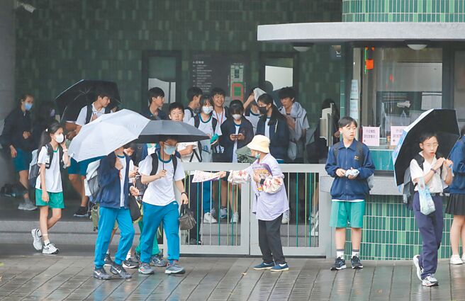 教育部2月起推动高中职全面免学费，但由私立高中单招入学的学生，还是要缴学费。（陈君玮摄）