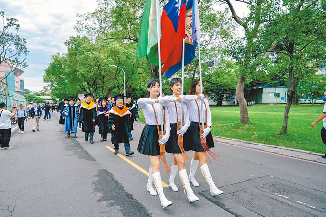 台大校长陈文章（中间着菊领巾者）带领毕业生巡礼校园。（台大提供／李侑珊台北传真）
