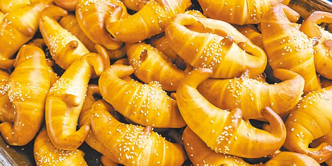 因外表像是牛角而得名的金牛角，浓郁的奶香、酥脆的外皮，拥有原味、黑糖、奶酥、巧克力等多样口味。（新北市观旅局提供／高钧麟新北传真）