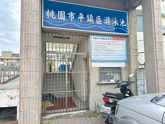 桃園市平鎮游泳池超過1年沒有營運，地方希望桃園市體育局加快改善速度，體育局則說，年底前會完成改善規畫設計。（桃園市議員陳韋曄提供／賴佑維桃園傳真）
