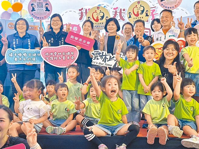 雲林縣政府25日在虎尾鎮舉辦家庭暴力防治宣導活動，縣府表示，2023年雲林家暴通報件次比2022、2021年增加，但仍以警政、衛政、社政等單位通報為主，加強社區通報有其必要性。（張朝欣攝）