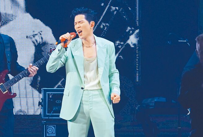 萧敬腾25日在「2024 hito流行音乐奖颁奖典礼」担任开场嘉宾，飙唱多首夯曲。（陈俊吉摄）