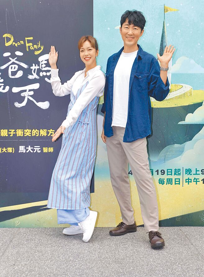 大霈（左）、马大元医生25日一同出席《换个爸妈过几天》记者会。（公视提供）
