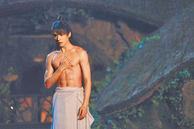 龚俊秀冰块腹肌练功画面成焦点。（龚俊工作室微博提供）