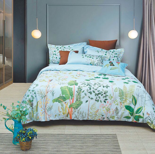 Sanderson的Sycamore & Oak Mural埃及棉数位印染4件式床组（天空蓝）。定价1万5800，特价85折。（日比家族提供）