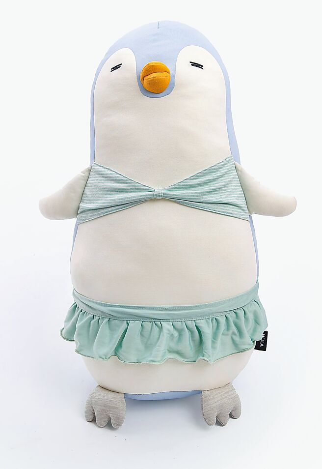 HOLA的SNOW TOUCH凉感企鹅造型抱枕，999元。（HOLA提供）