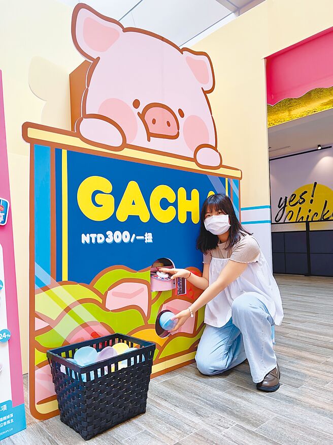 香港潮玩品牌TOYZEROPLUS於南紡購物中心A1館5樓打造「好豬多超級市場」，6月30日前免費入場，現場將展示2公尺大型扭蛋機（見圖），只要300元就有機會扭到價值1210元的限定特別賞Teddy LuLu及新系列周邊、掛件等；另消費滿額免費贈收藏卡、背袋、桌墊、夜光拼圖等限量好禮。（南紡購物中心提供）