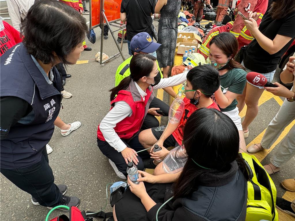 新竹市長高虹安（左二）在現場關心疏散住戶的狀況。（陳育賢攝）