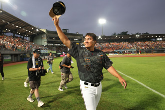 中職》首場跨日引退儀式林威助驚喜獻聲 高國慶數度哽咽紅了眼眶