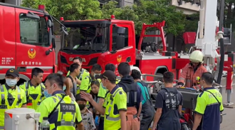 竹科豪宅大樓惡火2勇消殉職！「百人困6小時」平安   最新畫面曝