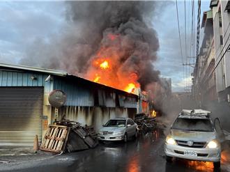 手工具厂仓库全面燃烧 空拍影片曝光！铁皮屋顶不耐高温塌陷