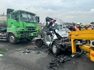 國1北向瑞隆段4車連環撞 2人受困救出釀1死1命危