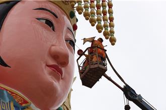 12層樓高竹南「大媽祖」修容 廟方開光動用吊車超吸睛