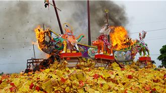 西港刈香烧王船现高潮！陆上行舟1公里 信眾争当縴夫