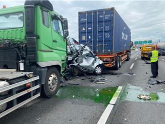 高雄死亡車禍！貨櫃與槽車「前後夾擊」  轎車慘成鐵餅乘客雙亡