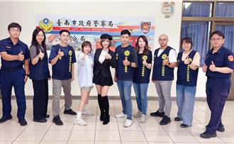 联手亲子网红「怡伶10」 雪乳战神郭鬼鬼宣导反诈骗