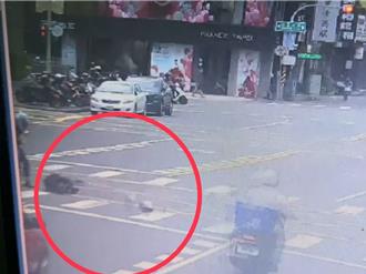 高雄貨車小路竄出猛撞機車　後座妹噴飛連滾多圈送醫