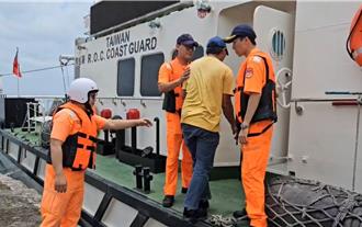 烏坵鄉民手指粉碎性骨折待援 金門海巡艇馳援後送就醫