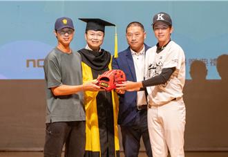 「最強轉運手」官大元回母校 期許學弟中職選秀有好成績