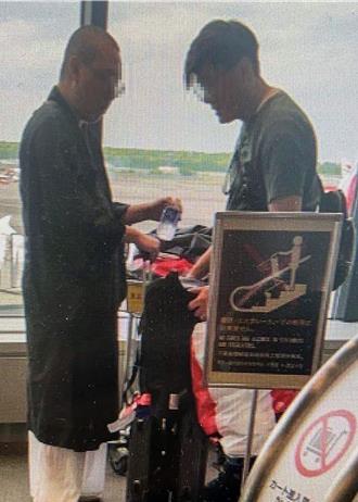 為躲查緝Cosplay扮和尚闖關 海關查扣560條加熱煙彈