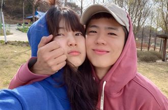 秀智、朴寶劍「貼臉合照」氣氛太曖昧 網驚：是在交往吧？